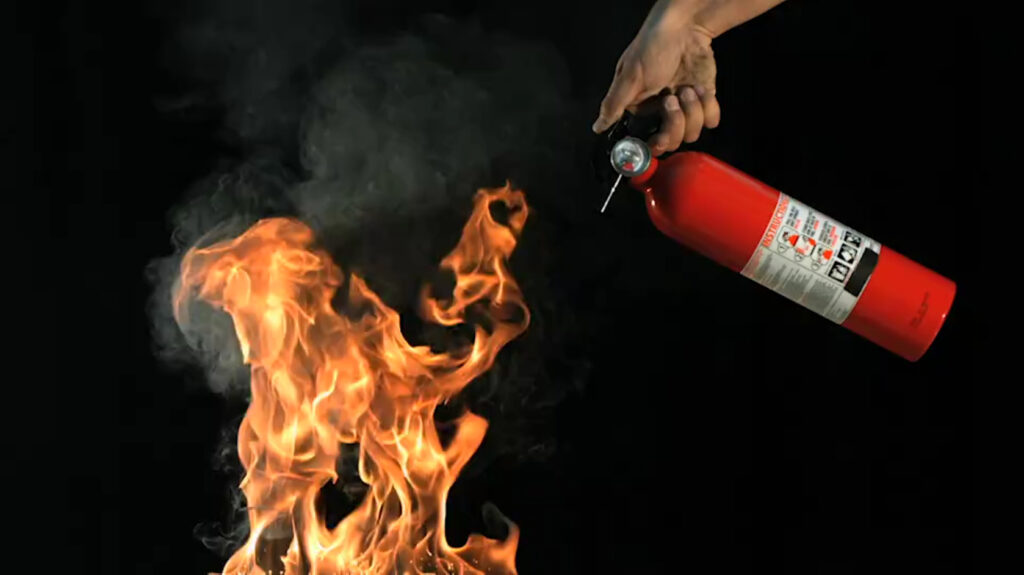 Feuerlöschübung mit Feuerlöscher