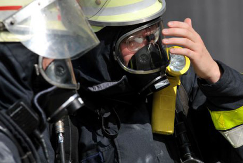 Feuerwehrmann justiert Atemschutzmaske