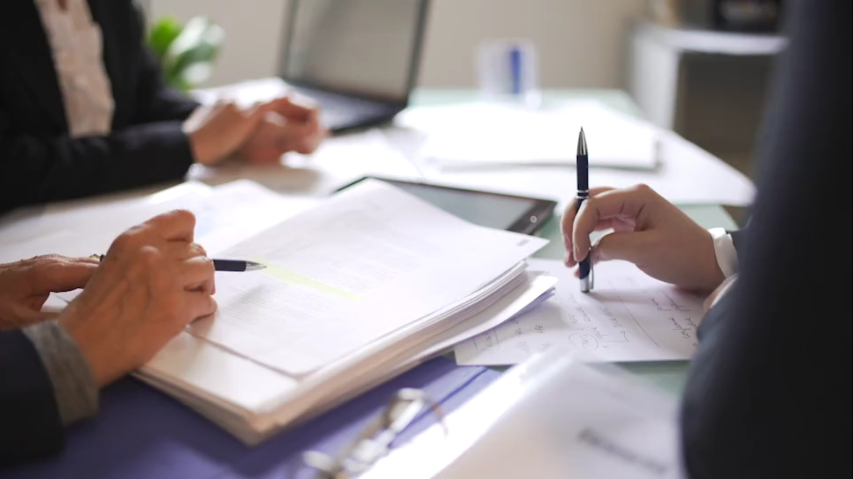 Geschäftsleute diskutieren bei einem Meeting