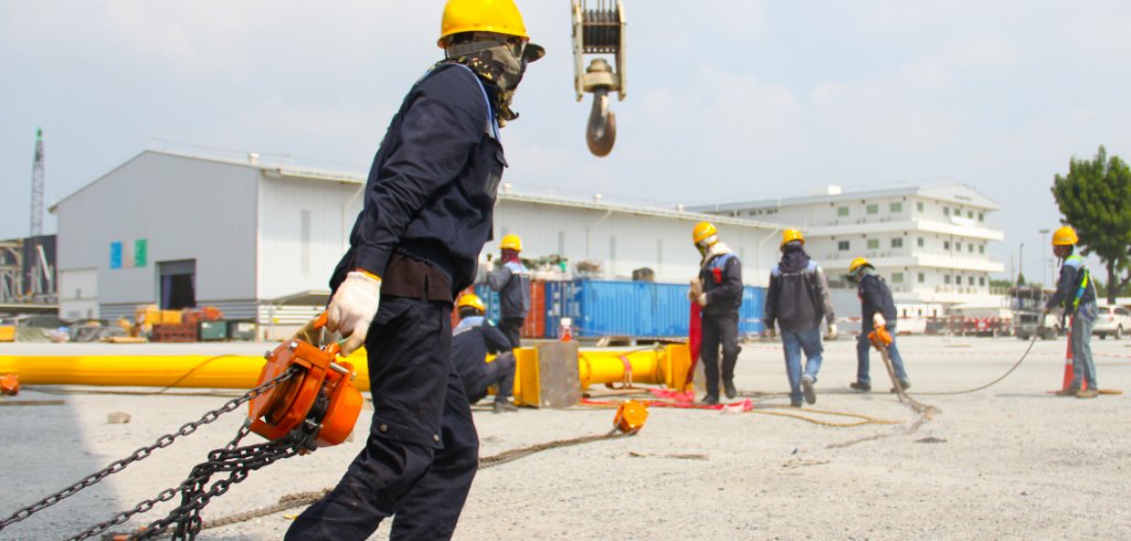 Arbeiter auf Baustelle mit Schutzausrüstung
