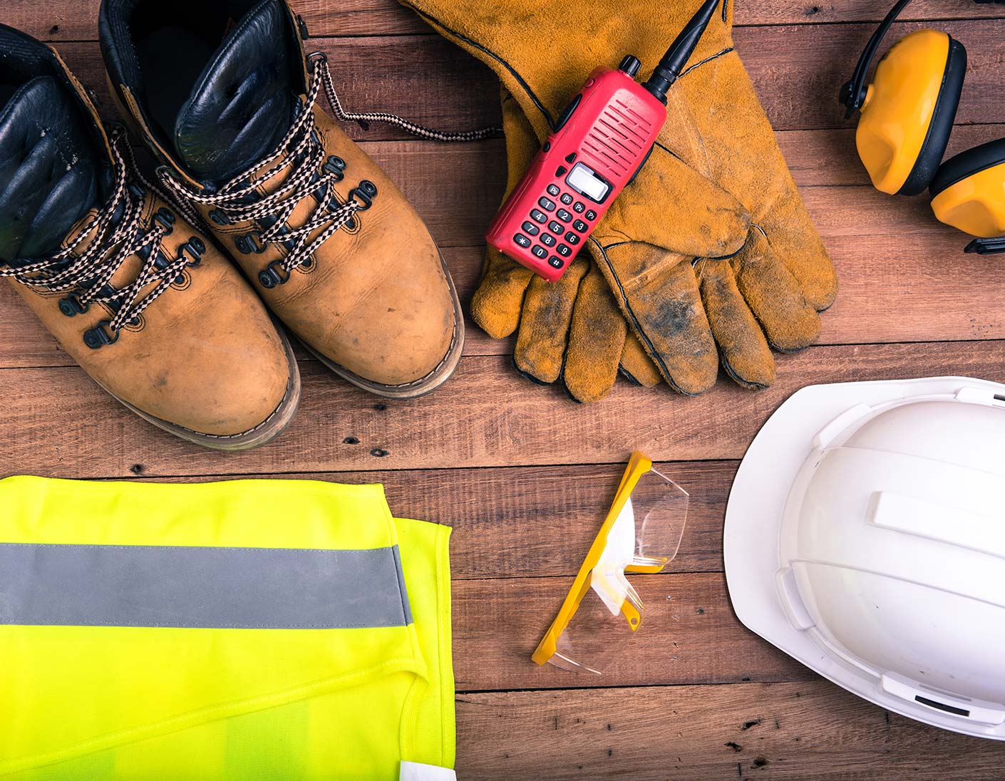 Arbeitsausrüstung mit Stiefeln, Helm und Handschuhen